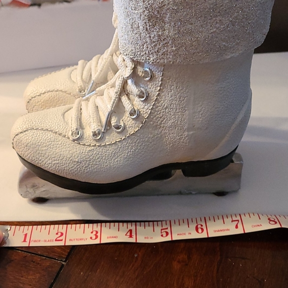 SOLD ⭐HOST PICK⭐ BNWT Skates Holiday Ornament - Picture 8 of 10